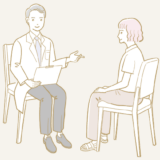 カウンセリングする男性医師