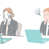 女性会社員がノートパソコンの前で両手を頬に当て悩んでいるイラスト