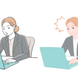 女性会社員がノートパソコンの前で前かがみになって驚いているイラスト