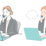 女性会社員がノートパソコンの前で携帯電話で通話しているイラスト