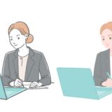 女性会社員がノートパソコンの前でメモを取っているイラスト